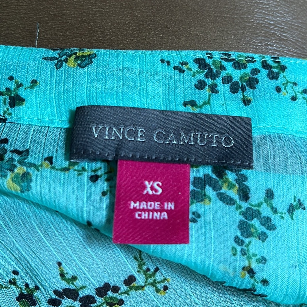 NWOT Vince Camuto teal green floral flutter sleeve top - Picture 6 of 7